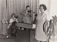Milada Rejmanová (vpravo) na národním výboru ve Veselí nad Moravou, 60. léta 20. století