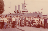 Se skupinou učitelů na zájezdě do Petrohradu před křižníkem Aurora, 1985