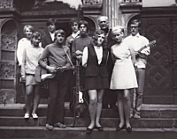 Skupina Nefešáci založená křesťanskou mládeží v Broumově, zprava pamětnice, nad ní bratr Pavel Kuchta, 1969