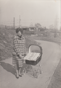 S kočárkem se synem Jiřím, cca 1955