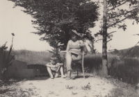 Na zahradě se synem Jiřím, konec 50. let 20. století