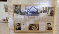 Expozice v muzeu připomíná obyvatele Pstrążnej českého původu – rodinu Jansů