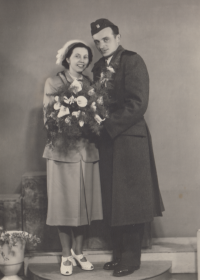 Svatební fotografie novomanželů Milady a Františka Rejmanových, cca 1953