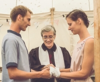 Farářka Jana Wienerová v roli oddávající, po roce 2007