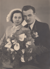 Svatební fotografie novomanželů Milady a Františka Rejmanových, cca 1953