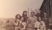Třebíčská rodina, nahoře zleva: Věra, Růženka, teta Máňa, její sestra Milka, spodní řada: maminka, sestra Věry, babička Kratochvílova, teta Anča s Vláďou