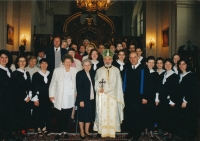 Společná fotografie zástupců českých a řeckých členů pravoslavné církve, pamětnice na snímku v první řadě vlevo, 1990