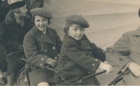 Smiljana a Věra Bradić, 1938/9