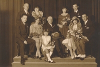 Svatební fotografie rodičů, vlevo nahoře Karel Baxa, český politik, právník, první předseda československého ústavního soudu, primátor Prahy