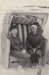 Milada Rejmanová (vpravo) u Baltského moře, Německo, 1966