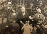 Štefan Márton (nejmladší vepředu) s rodinou: otec Jozef, matka Lydia, babička Sára Groszová, děda Armin Grosz, sestra Eva,
30. léta