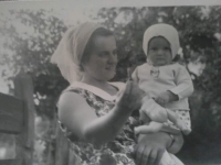 З мамою у дитинстві. 1960-ті рр.