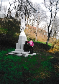 Karolina Remiášová u pomníku z chotěšovského kláštera před sametovou revolucí