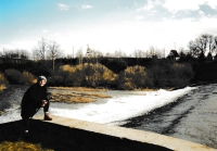 Karolina Remiášová u jezu na řece Radbuza