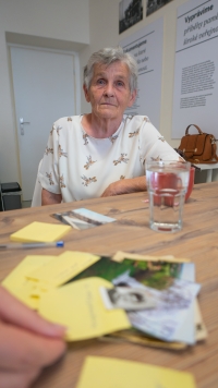 Karolina Remiášová při vzpomínání nad rodinnými fotografiemi v létě roku 2022