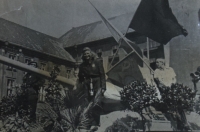 První máj v Ostravě, matka Anna se sestrou Jolandou, 1946