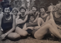 Spartakiáda (jediná, které se účastnila), Jaroslava Piskáčková uprostřed, 1960