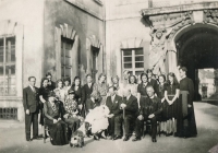 Rodina Lobkowicz před křimickým zámkem, zřejmě 30. léta 20. století