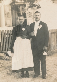 Fotografie ze svatby rodičů, kdy měl Jan 18 let a Veronika 15 let, rok 1935