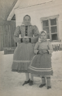 Helena se svou starší sestrou Alžbětou, Rovensko, 50. léta