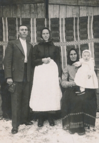 Rodiče pamětnice s babičkou a sestrou pamětnice, cca 1943