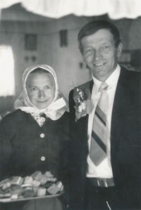 Helena Pelnářová spolu se svým bratrem, nedatováno