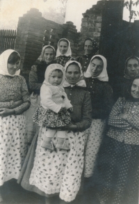 Momentka při odchodu místních obyvatel z kostela, přelom 70. a 80. let, Rovensko