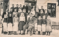 Školáci z Rovenska, pamětnice ve spodní řadě třetí zprava, 1956