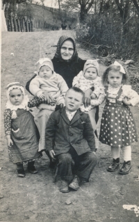 Manželova babička se svými vnoučaty, Rovensko, Velikonoce 1961