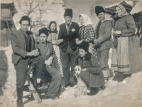 Zleva otec pamětnice a vedle něho učitel Šubrt a další rodinné příbuzenstvo, 50. léta
