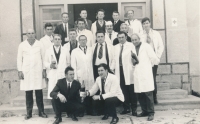 Hromadná fotografie lékařů při obsluhování na svatbě, mezi nimi i otec pamětnice, r. 1975