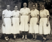 Se sestrou a kamarádkami v kroji. Zleva: Anna Vávrová, Anna Kurková, Julie Stojková, Agnes Ribarová, Antonie Vávrová, Staré Město, 1949