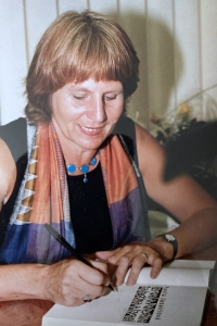 Pavla Jazairiová na křtu knihy Izrael a Palestina v roce 1999