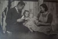 Hermína Malátová (uprostřed) s otcem Hermanem Gabauerem, matkou Antonií Gabauereou a starší sestrou, kol 1943