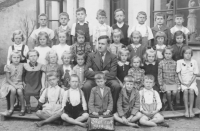 Václav Šimíček se svou třídou ve školním roce 1939-1940