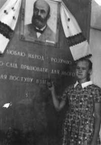 Iryna Bilyk jako průvodkyně v kosivském muzeu Mychajla Pavlyka, 70. léta 