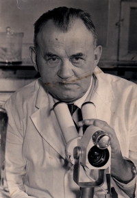 Strýc Nory Hermanové, u kterého žila koncem války její sestra Alena