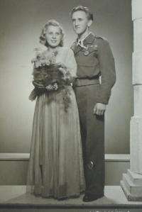 Strýc Arnold Alscher v uniformě amerického vojáka, jako družba na svatbě svého bratra Josefa, 1946