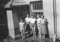 Na internátu v Perninku roku 1952, Erika zcela vlevo