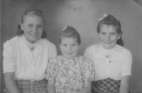 Erika Brinkmannová (uprostřed) roku 1949, vpravo její sestra Thusnelda