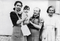 Podzim 1940, Erika v náručí své matky, napravo dvě chůvy