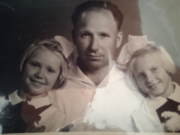 Dědeček Minin s dcerami Natašou a Táňou, první polovina 60. let 