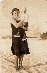 Pamětnice v náručí své maminky v roce 1968