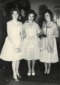Erika Fuksová (vpravo) na plese, rok 1962
