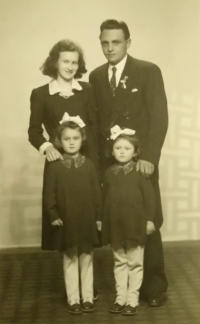 Jaroslava Sedláková s rodiči a sestrou Martou, 50. léta 