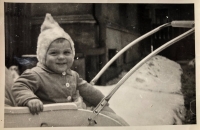 Mutter und Bruder im Kinderwagen 1944/1945