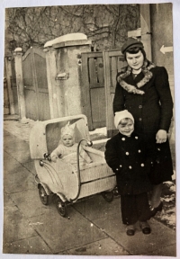 Mother, Günter and brother in a pram 1944/1945
