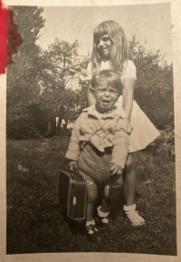 Pavla Jazairiová s bratrem v roce 1951