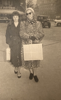Pavla Jazairiová with her mother in Paris in the 60s