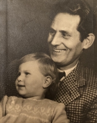 Pavla Jazairiová with her father in 1946